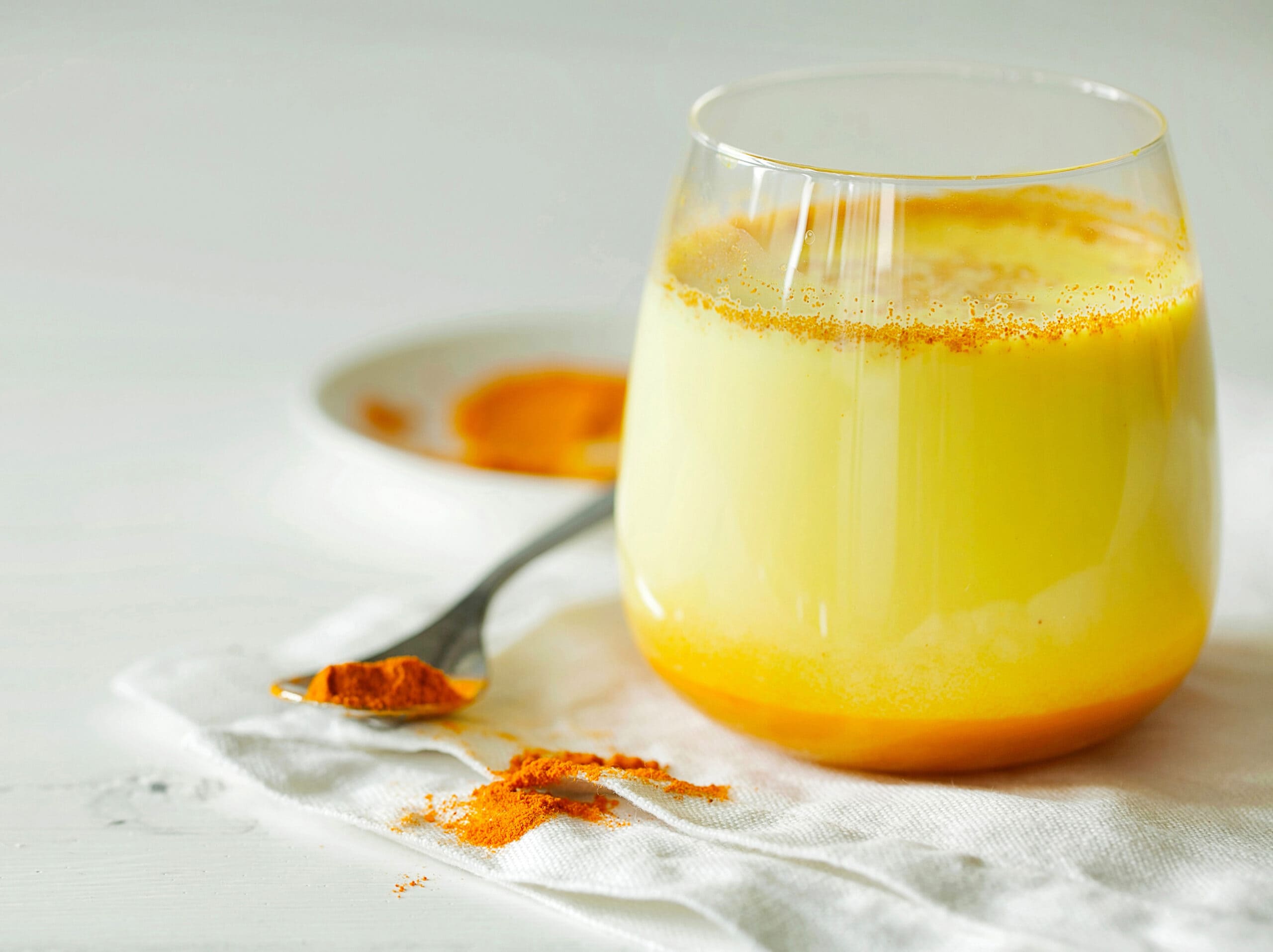 Goldene Milch mit Safran